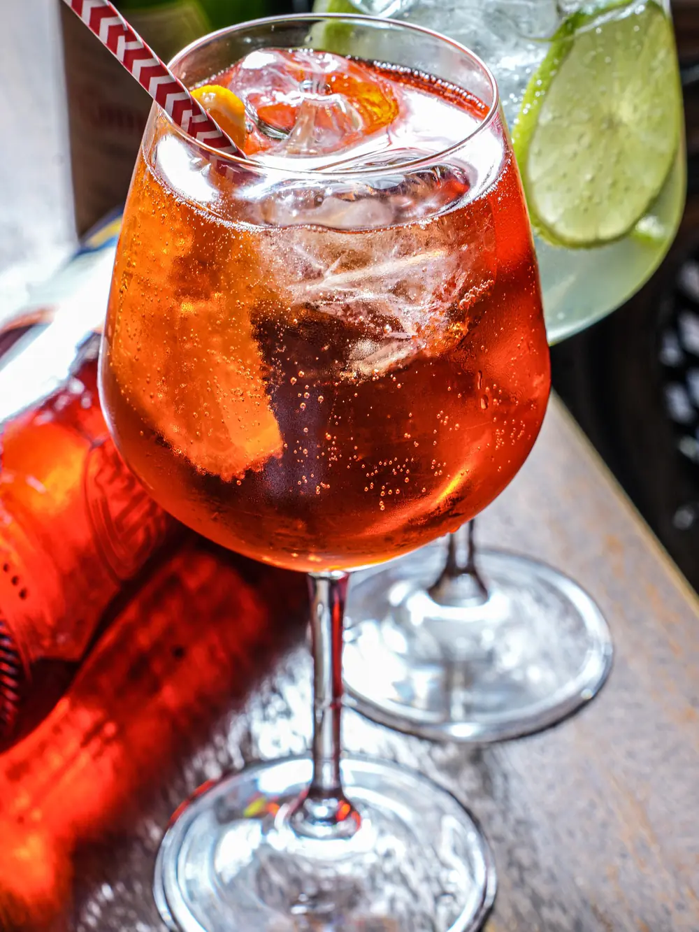 Aperol spritz con naranja y hielo