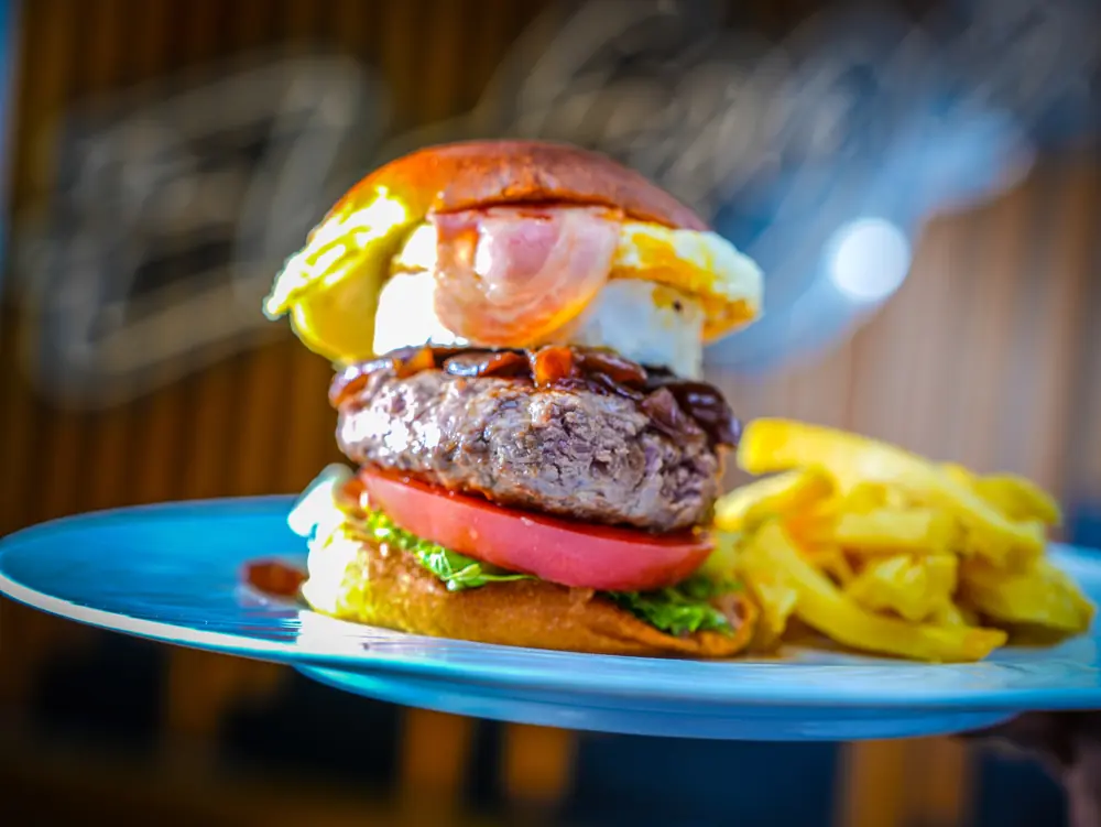 Hamburguesa gourmet con huevo, bacon y patatas