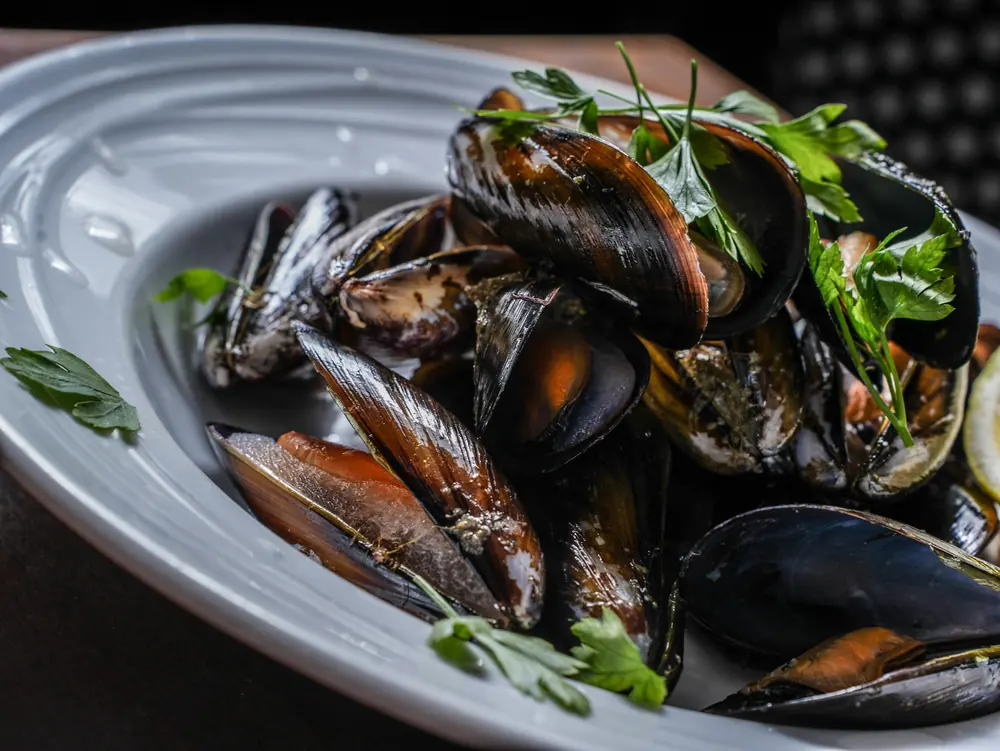 Mejillones al vapor con perejil y limón