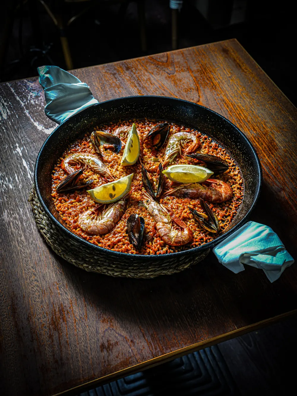 Paella de marisco con gambas y mejillones