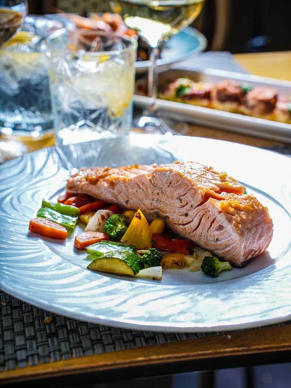 Salmón a la plancha con verduras salteadas