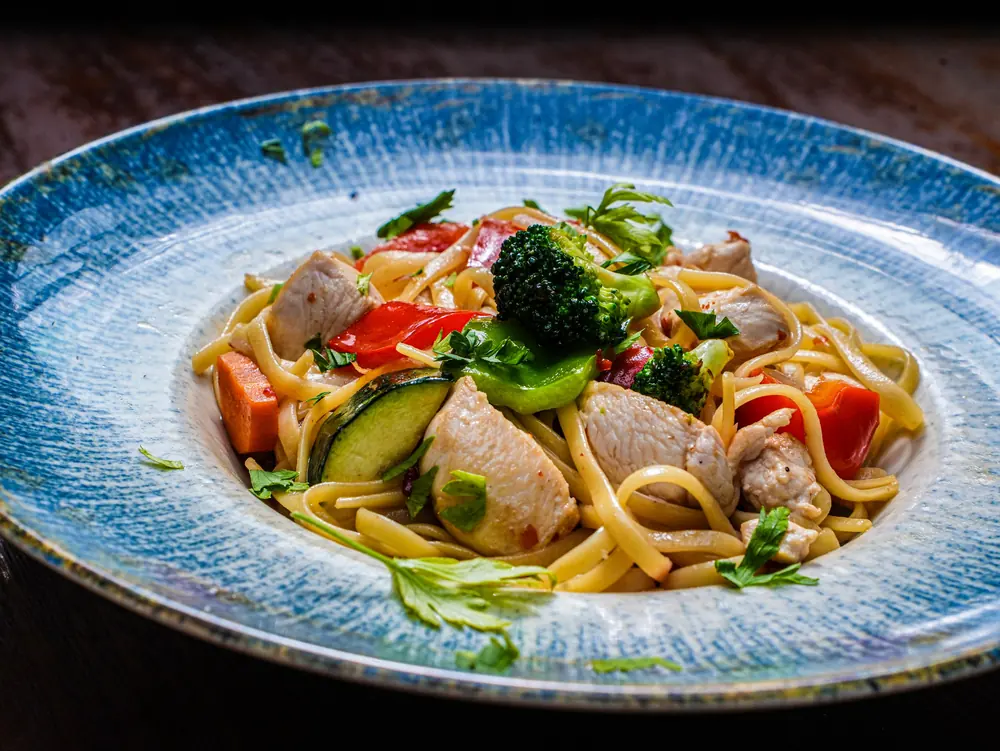 Wok de pollo con verduras y noodles