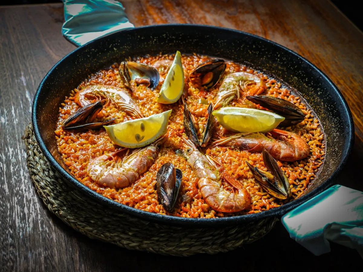 Paella de marisco con gambas, mejillones y limón en El Fogón de Saby