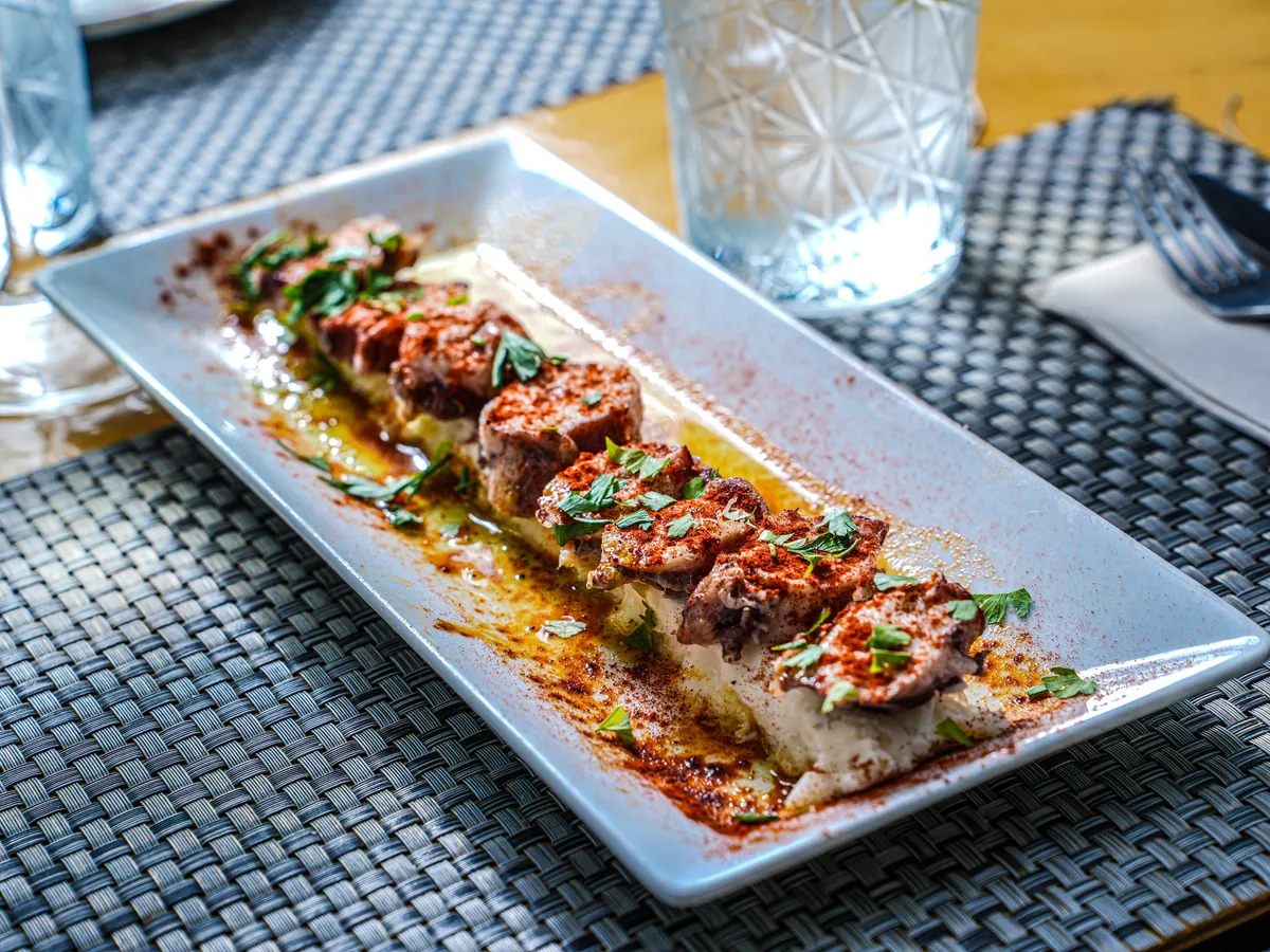 Pulpo a la gallega sobre puré de patata con pimentón