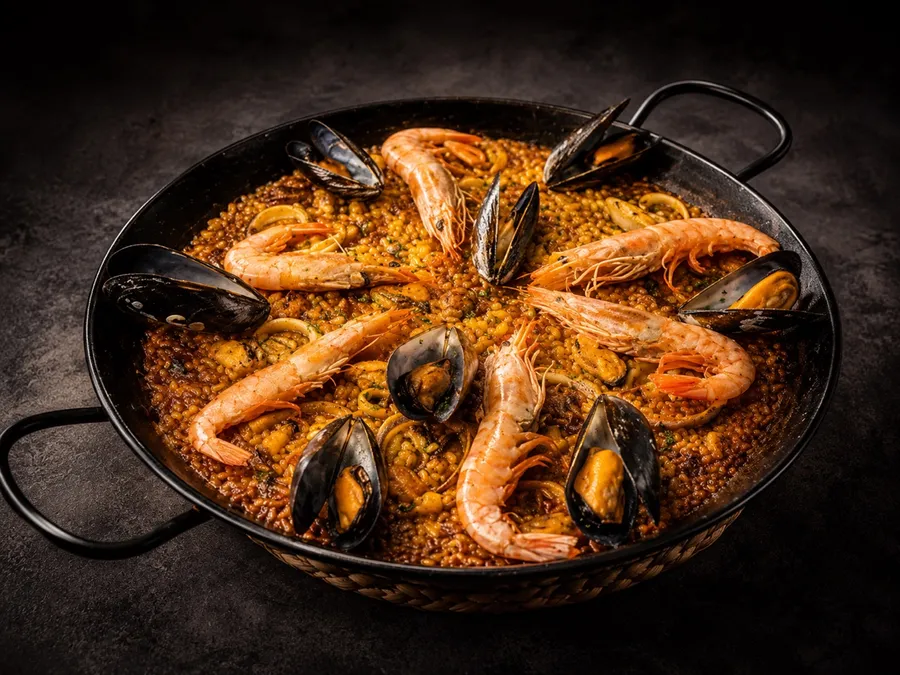Paella de marisco con gambas y mejillones