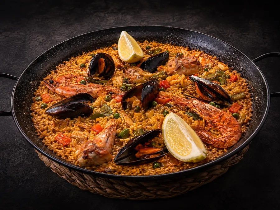 Paella mixta con carne y marisco