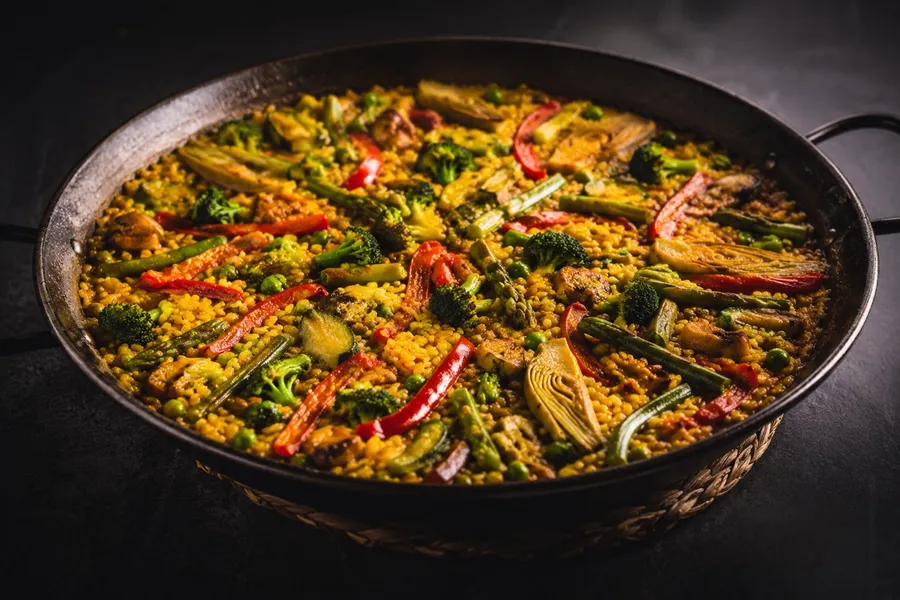 Paella vegetariana con verduras de temporada