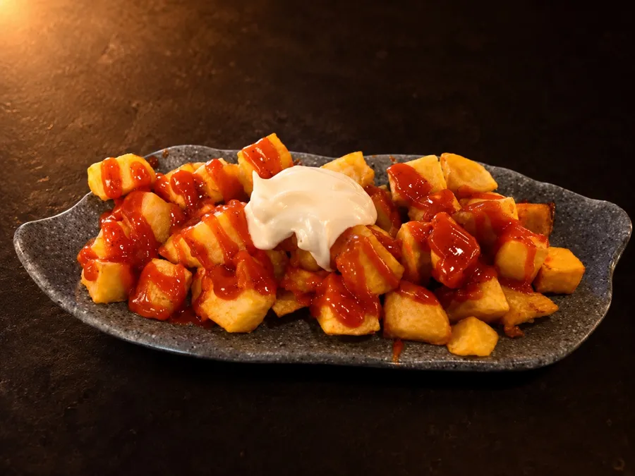 Patatas bravas con salsa y alioli