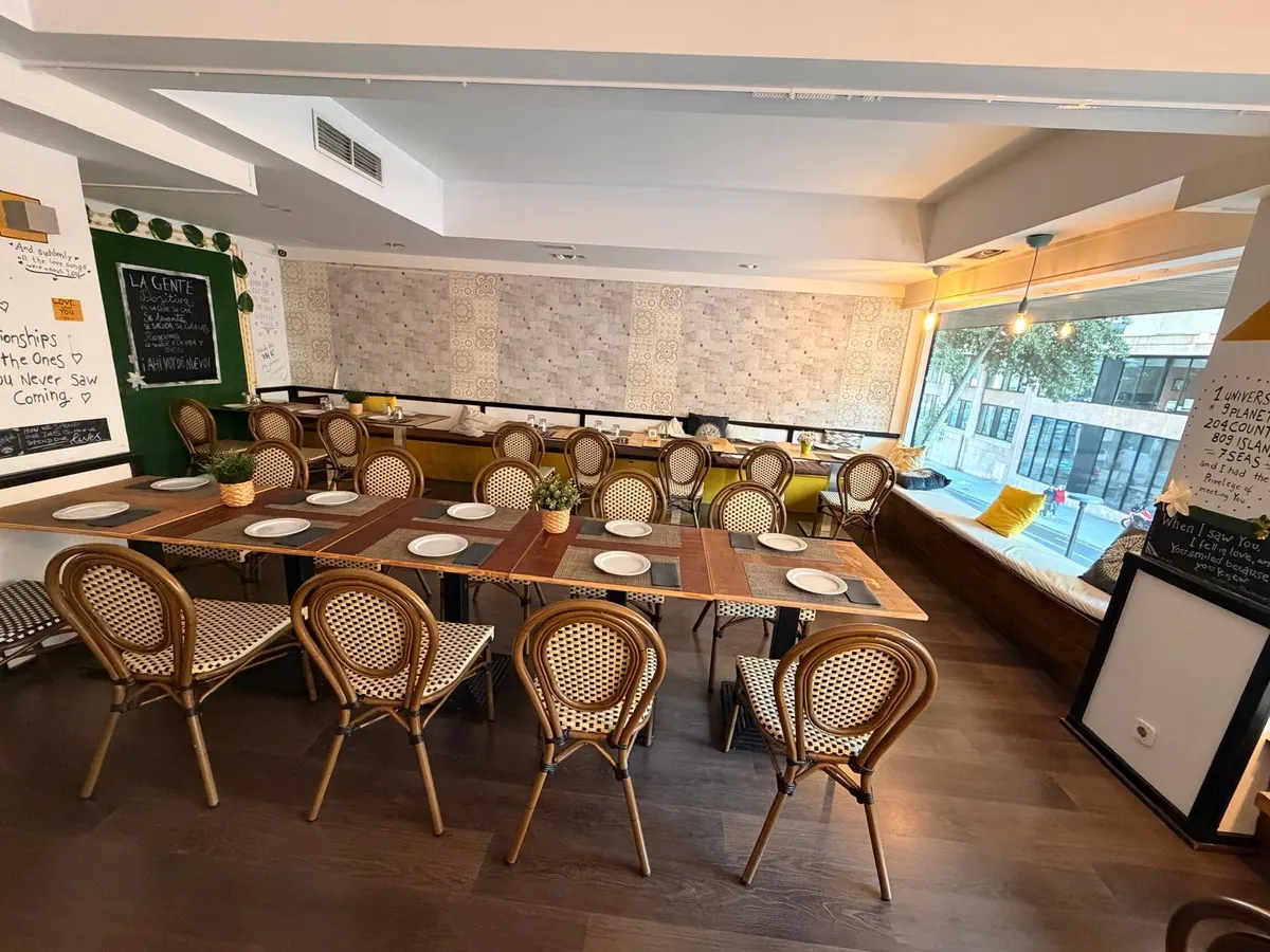 Salón superior con mesa larga preparada para un grupo
