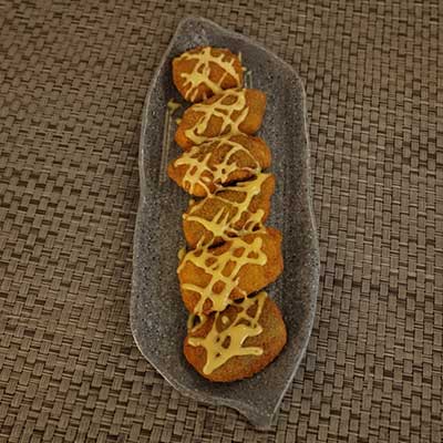 Croquetas caseras con salsa en un plato elegante en El Fogón Mallorca, Palma de Mallorca.