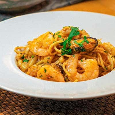 Disfruta de un delicioso plato de pasta con mariscos frescos en El Fogón Mallorca, en Palma de Mallo.