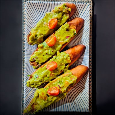 tostada-guacamole